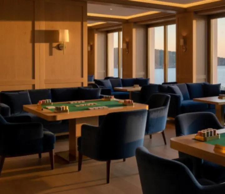 Salón VIP privado de Cartasfinas con mesas de póker elegantes y ambiente de lujo